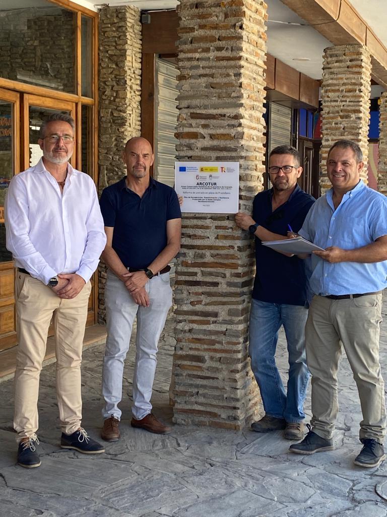 Finalizan los trabajos de mejora del acerado de la Plaza de Pradollano, en Sierra Nevada, para mayor seguridad y accesibilidad en épocas de nieve